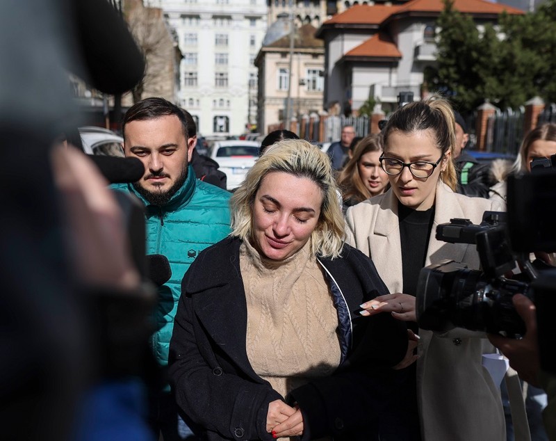 Momentul în care Ana Morodan este oprită în trafic. Doi polițiști au condus-o la mașina lor - VIDEO