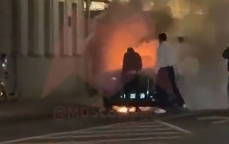 O limuzină Aurus din flota de la Kremlin a lui Vladimir Putin a explodat chiar în centrul Moscovei