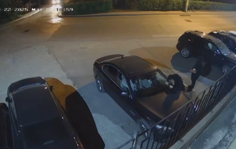 Doi tineri din Iași au aruncat cu ouă timp de 15 minute în zeci de mașini parcate, pentru o provocare pe TikTok. Ce a urmat