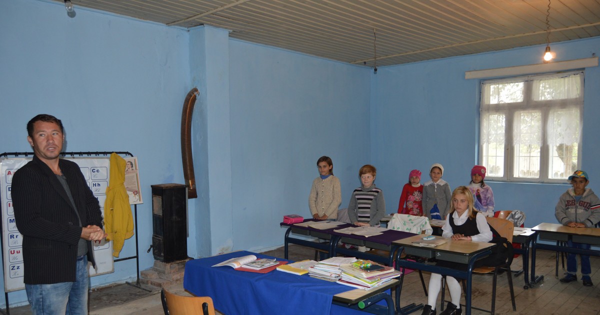 Optsprezece copii dintr-un sat din județul Vaslui învață în condiții greu de imaginat