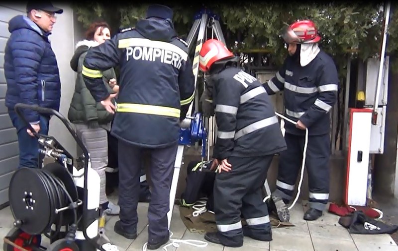 Pompierii vâlceni au salvat un Rottweiler dintr-un puț îngust. Salvatorul a coborât peste opt metri în puț