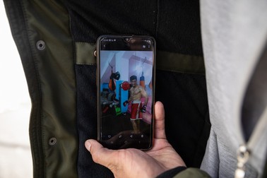 Mama boxerului are probleme de sănătate, dar a spus că nu va merge la tratament în Pakistan, unde sunt spitale mai bune, până când băiatul ei nu ajunge în Vest. Familia își păstrează toți banii pentru călătoria lui&nbsp;