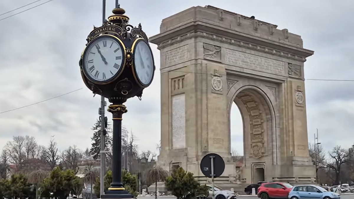 Arcul de Triumf, mașini în mers și un ceas