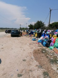 Multe comentarii de la turiști de pe pagina de Facebook a ARBDD atrag atenția autorităților asupra faptului că gunoiul, deși aruncat la pubele, nu este colectat la timp | Fotografie din Vadu