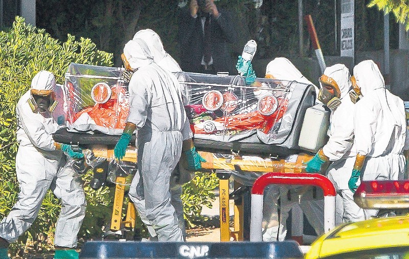 Peste 500 de români, MONITORIZAŢI pentru Ebola