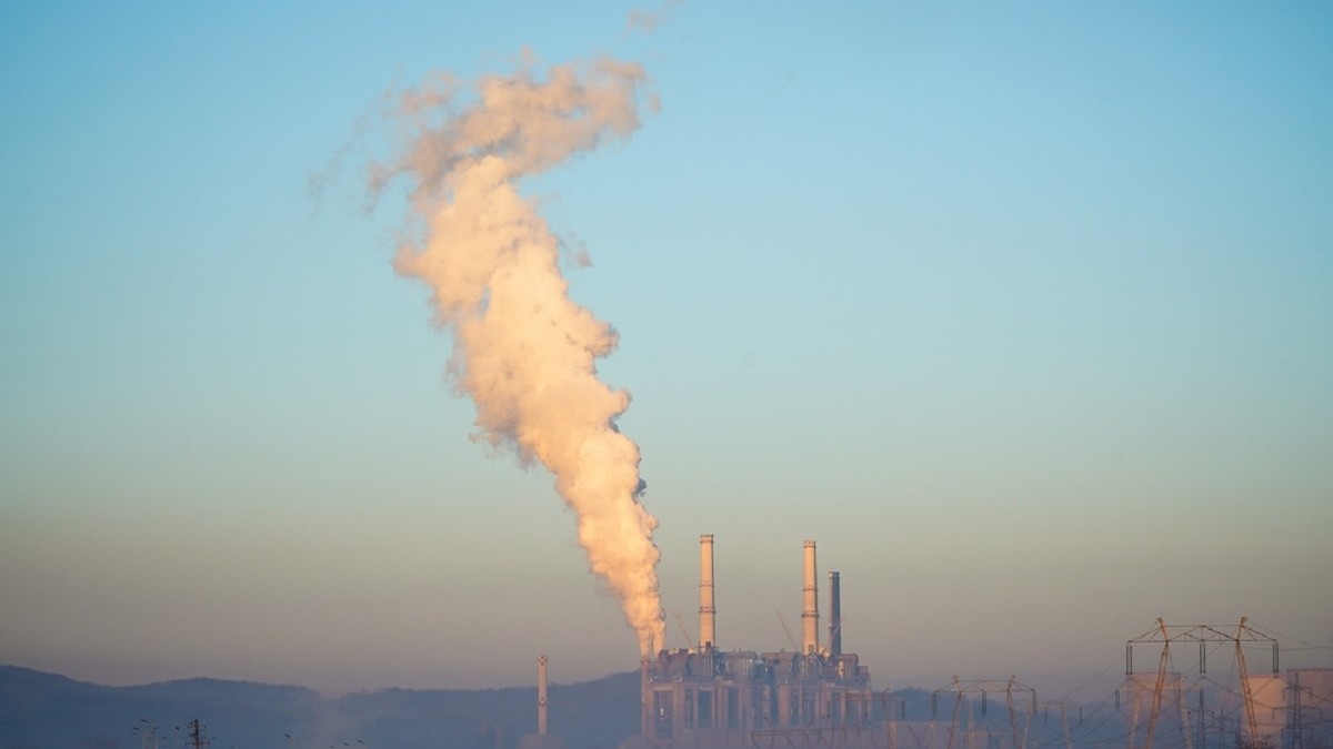 Cum se obține energie electrică din cărbune – cum funcționează o termocentrală de tipul celei de la Rovinari - Imagine având în plan îndepărtat termicentrala de la Rovinari
