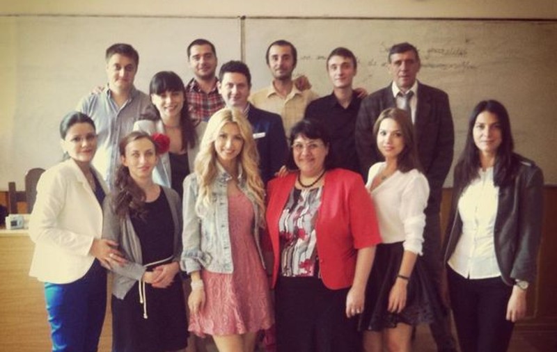 Andreea Bălan a mers la reuniunea de 10 ani de la absolvirea liceului. Uite poze cu colegii şi profesorii artistei!