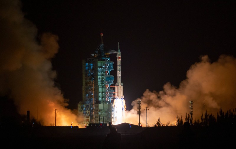 Cel mai tânăr echipaj al misiunii Shenzhou-19 a ajuns la bordul staţiei spaţiale chineze | VIDEO