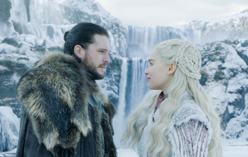 Lucruri pe care nu le știai despre actorii din “Urzeala tronurilor”. Emilia Clarke cântă operă, Kit Harington se trage din regi!