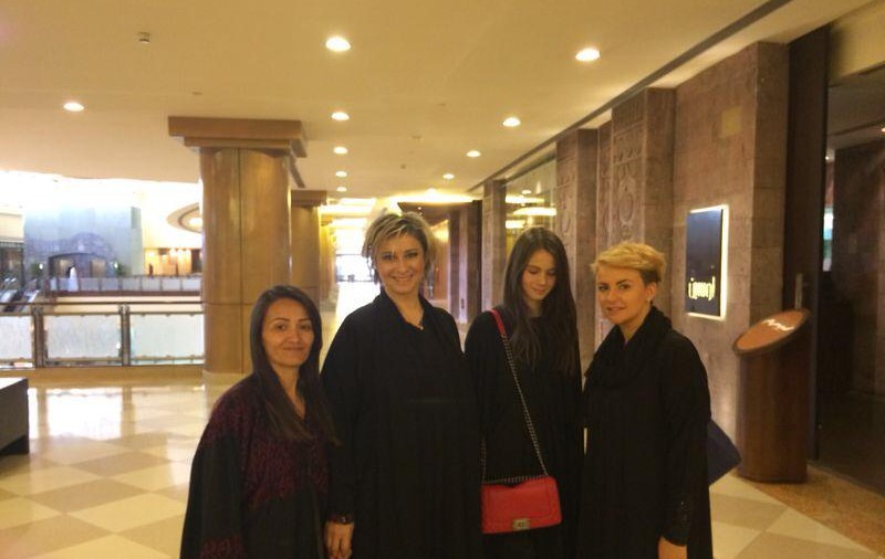 Ana Maria Prodan face tot posibilul să îi înduplece pe arabi. S-a îmbrăcat în haine tradiţionale
