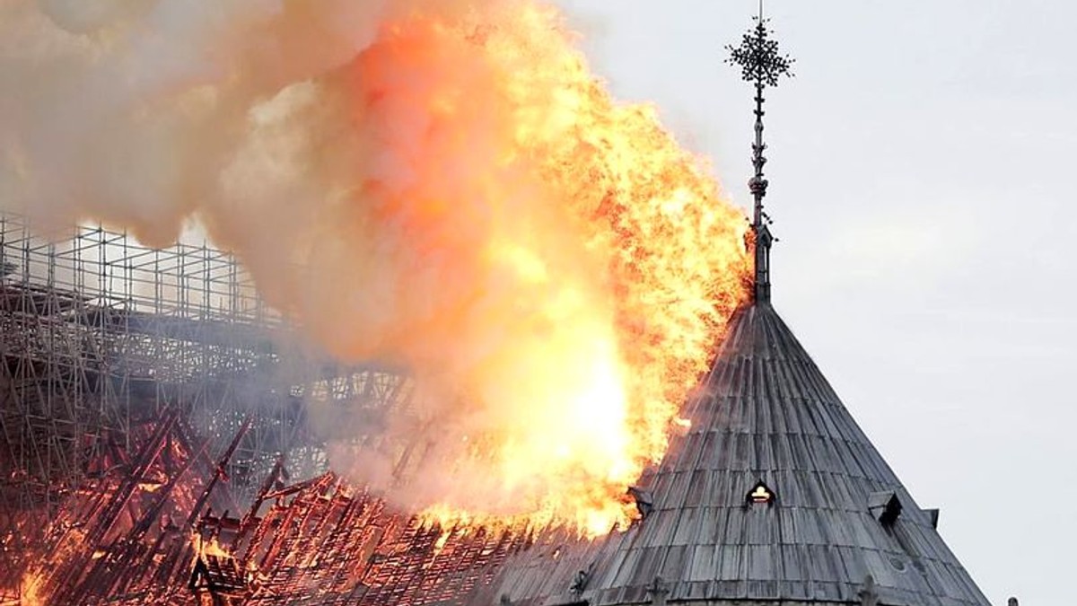 Grăbirea reconstrucției Catedralei Notre-Dame
