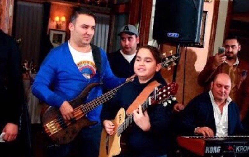 FOTO EXCLUSIV/ Adrian Minune l-a băgat ”în pâine” pe fiul său de numai la 12 ani. E chitarist în trupa sa!