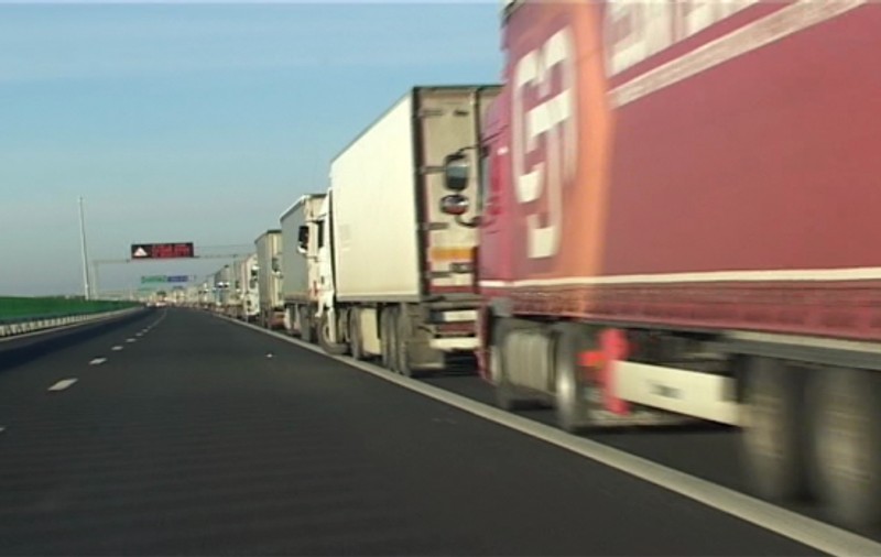 Aglomerație în Vama Nădlac, la ieșire din țară. Șoferii camioanelor așteaptă chiar și peste opt ore