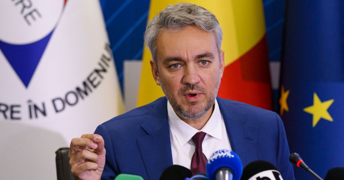 George Sergiu Niculescu, președintele Autorității Naționale de Reglementare a Energiei (ANRE), susține o conferință de presă la sediul instituției, iar în spate se văd stegaurile României și UE, în București, 1 iulie 2025.