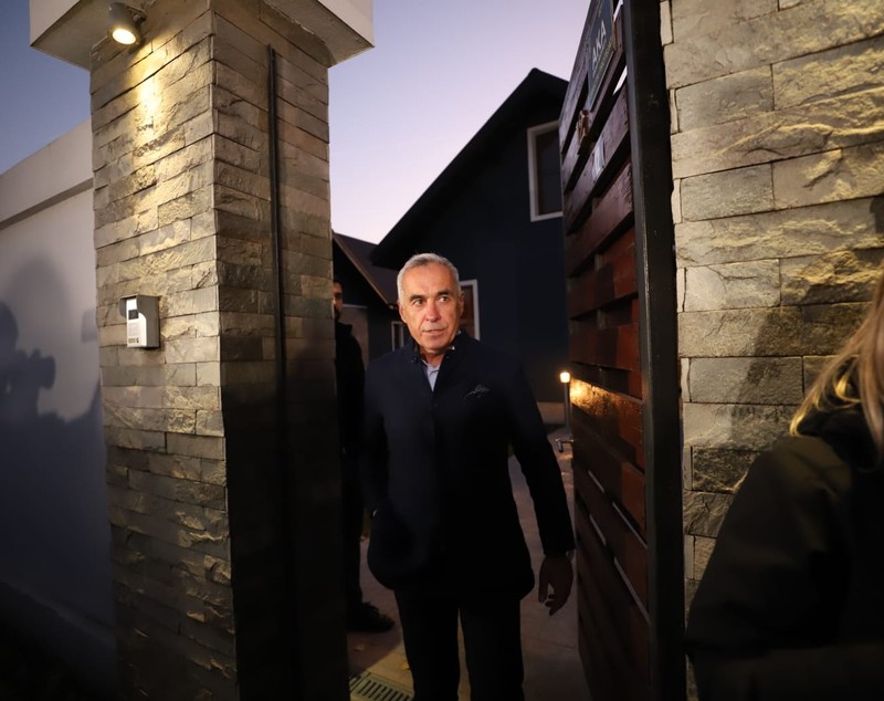 Călin Georgescu a chemat presa la poartă, dar a refuzat să răspundă la întrebări. Jurnaliștii: „Și Vladimir Putin răspunde”