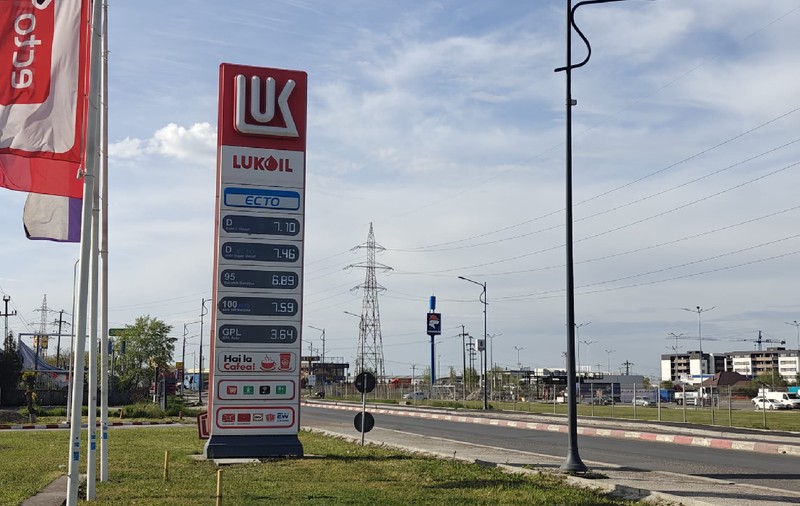 Prețul benzinei standard scade sub pragul psihologic de 7 lei pentru prima dată după mult timp. Principalele motive