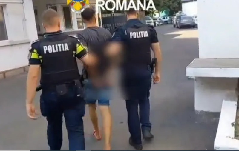 4 bărbați au terorizat un cartier din Galați: mașini sparte cu bâte și uși de apartamente puse la pământ