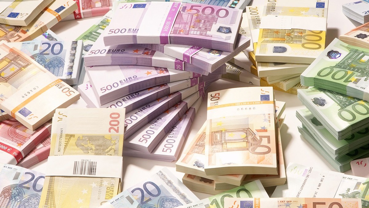 O rețea de evazioniști a dat statului o gaură de 1.000.000 de euro. ”Caracatița” financiară în care erau 27 de firme a fost demO rețea de evazioniști a dat statului o gaură de 1.000.000 de euro. ”Caracatița” financiară în care erau 27 de firme a fost demascată de polițiștii bihoreni
