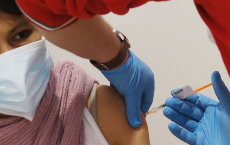 Noi detalii despre tânără din Italia, vaccinată din greșeală cu mai multe doze Pfizer odată