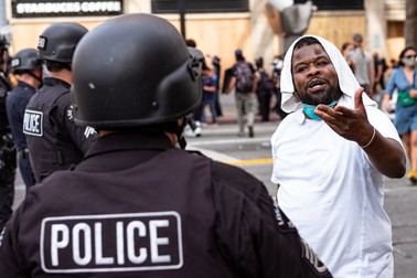 Un protestatar înfruntă Poliția pe un bulevard din Hollywood. Foto: EPA