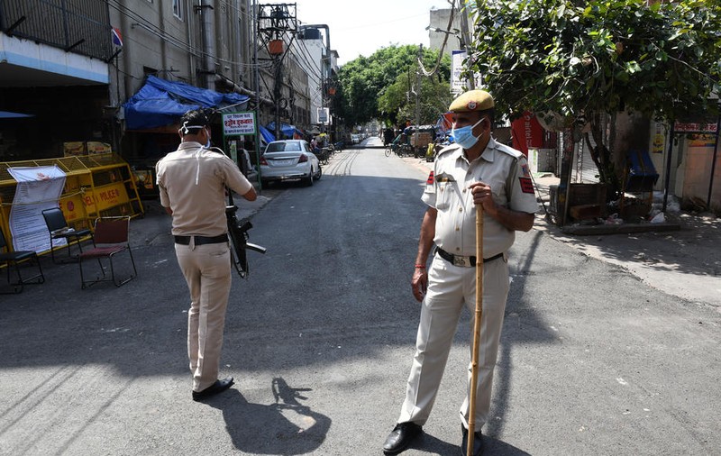 Un polițist din India s-a ales cu o mână retezată, după ce patrula sa a oprit o mașină în care se aflau războinici Nihang