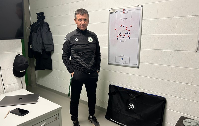 De la Yverdon, Adrian Ursea se declară suporterul lui Mircea Lucescu: „Câți mare antrenori am avut la nivelul ăsta? Doar 2 în istorie, Piști Covaci și nea Mircea”. De ce spune că „noi suntem cei mai mari hoți de pe pământ”