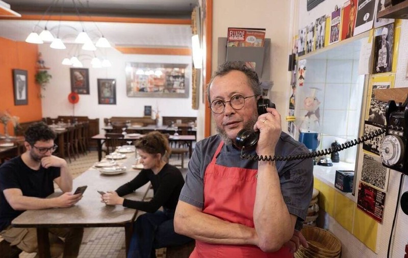 Bărbatul care n-a avut vreodată telefon mobil și vorbește doar pe fix: „Folosiți-vă creierul! În primul rând, nu poluează!”
