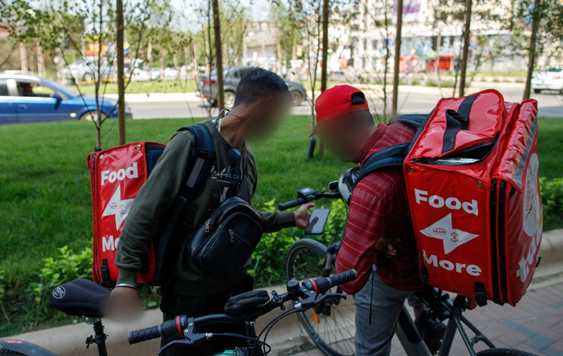 Muncitori asiatici, abandonați de firmele de recrutare care i-au adus în România, fug în alte țări prin intermediul rețelelor de trafic - Rise Project