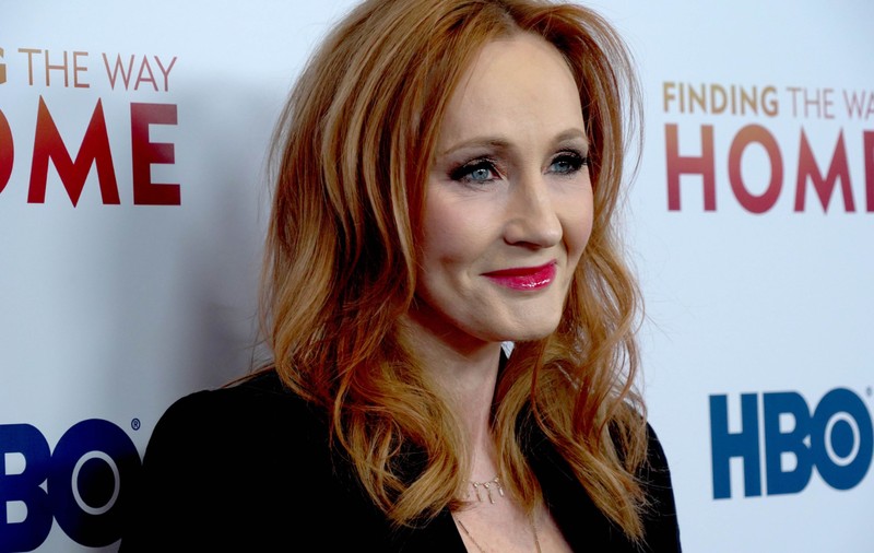 JK Rowling sărbătorește după ce Curtea Supremă a decis că femeile trans nu sunt femei. Celebra scriitoare, reclamată mereu în instanță