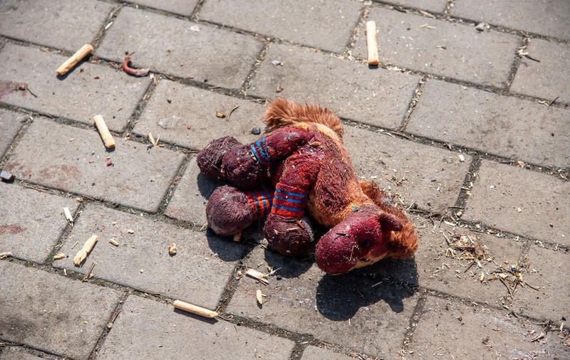 O jucărie de pluș din gara Kramatorsk, trimisă la ONU ca simbol al uciderii copiilor ucraineni de către ruși