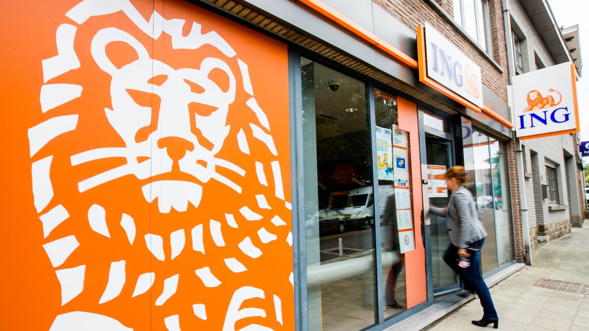 ING ar putea fuziona cu grupul german Commerzbank. Sucursală bancară ING cu sigla acesteia în geam