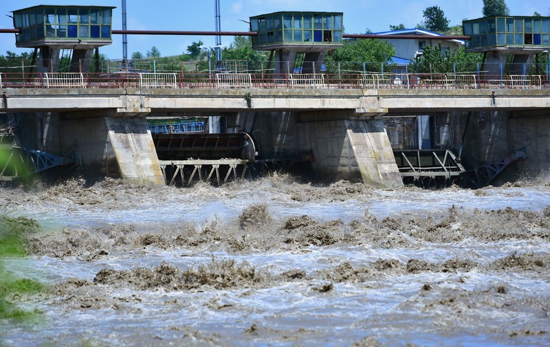 Marea minciună „de criză”: scădem factura la energie dacă ne distrugem râurile și pădurile din parcurile naționale și naturale