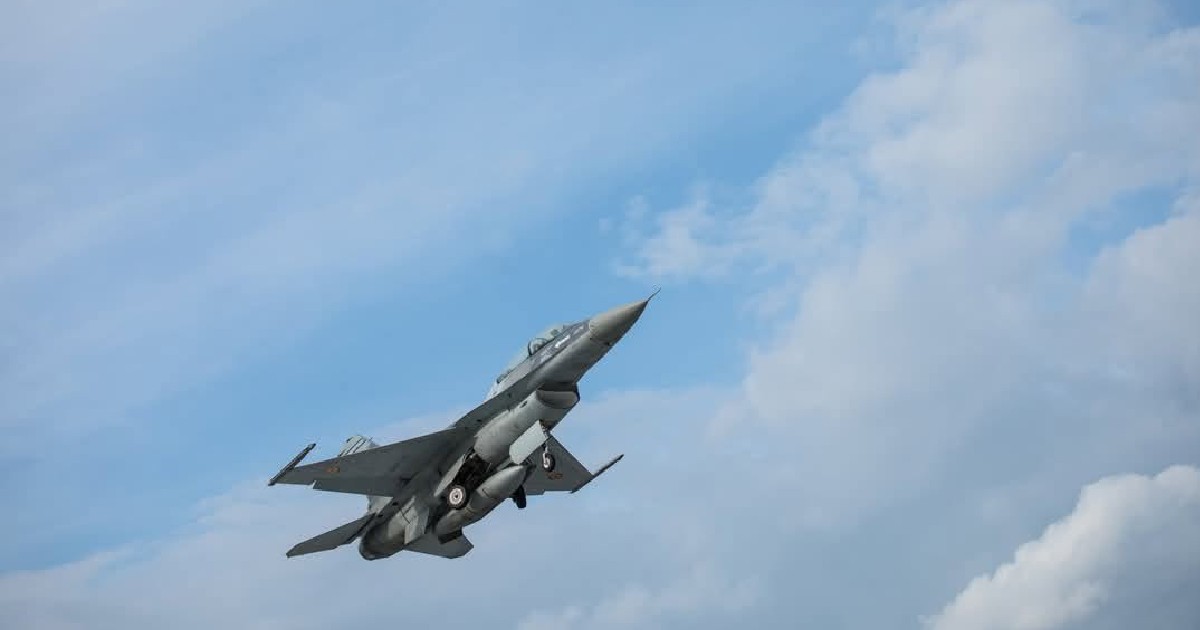 Avion F-16 al Forțelor Aeriene Române pe cer
