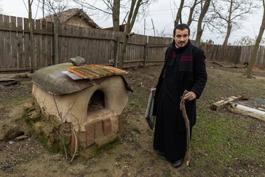 Părintele Alexandru este un fan al pâinii făcute la cuptorul lui tanti Victoria