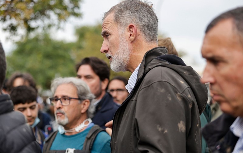 Regele Felipe și regina Letizia, sub o ploaie de noroi și obiecte aruncate de mulțimea furioasă, lângă Valencia: „Asasinilor! Asasinilor!”