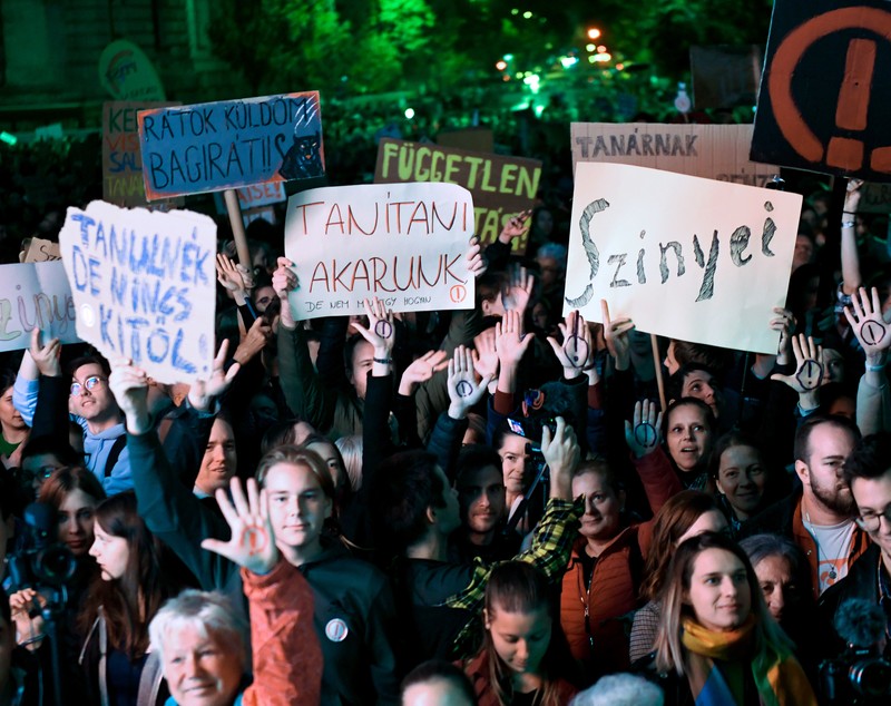 Protest la Budapesta în sprijinul profesorilor. A fost cea mai mare demonstrație antiguvernamentală de când Orban a obținut noul mandat de premier
