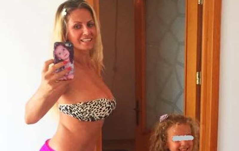 Andreea Bănică a fost apostrofată de fani din cauza pozelor cu fiica ei