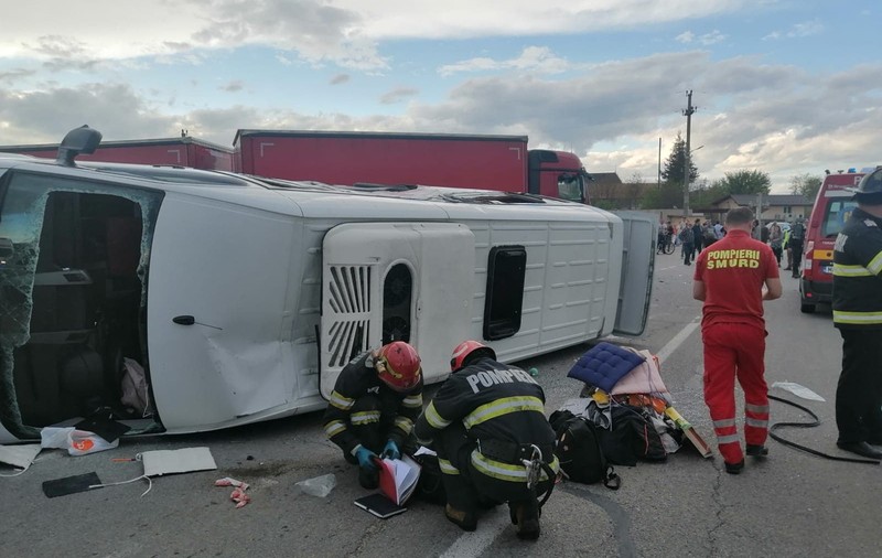 Accident grav la Iași, soldat cu 17 răniți, printre care și un copil