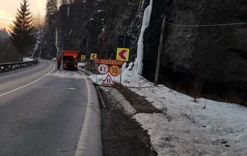 Pe un drum național din Mureș au căzut țurțuri de 10 metri. Gheața îngreunează traficul în zonă