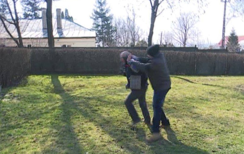 VIDEO / Incident violent la înmormântarea tatălui Andreei Marin! Fratele "Zânei" a sărit la bătaie! IMAGINI ŞOCANTE