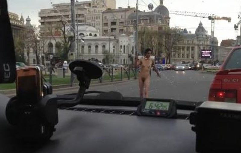 O femeie a defilat goală în Piaţa Universităţii | VIDEO