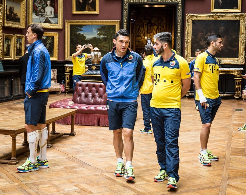 Tricolorii s-au relaxat azi în vizită la Castelul Chantilly. Jandarmii, luați prin surprindere | GALERIE FOTO&VIDEO