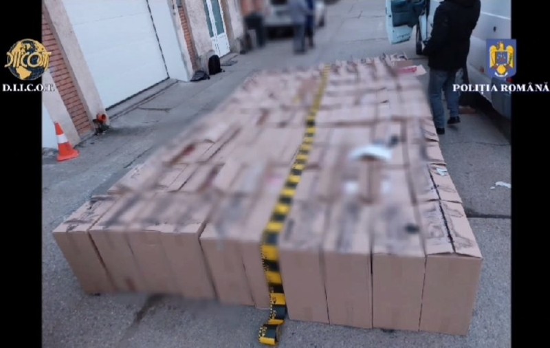 Doi inspectori antifraudă, un poliţist din Arad și unul de frontieră, printre cele 11 persoane reţinute pentru contrabandă cu ţigări sau materiale pirotehnice