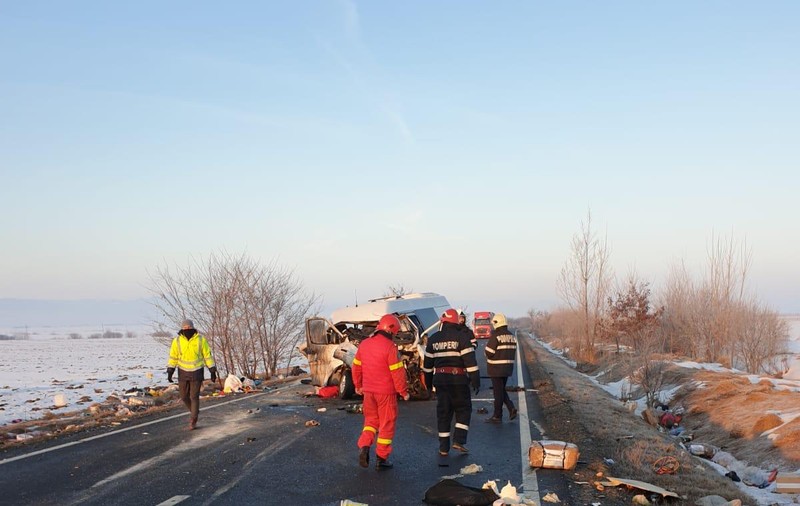Accident grav în Suceava. Doi morți și șapte răniți după coliziunea dintre un microbuz cu o autoutilitară
