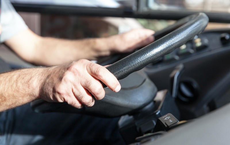 Un șofer de autobuz n-a mai primit 73.000 de euro primă de pensionare pentru că a furat 6 euro din banii de bilete, cu 3 ani înainte