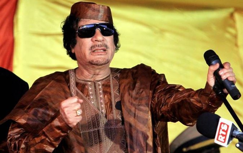 Detalii noi despre ultimele momente ale lui Gaddafi! Rebelii i-au luat șosetele și pantofii ca amintire