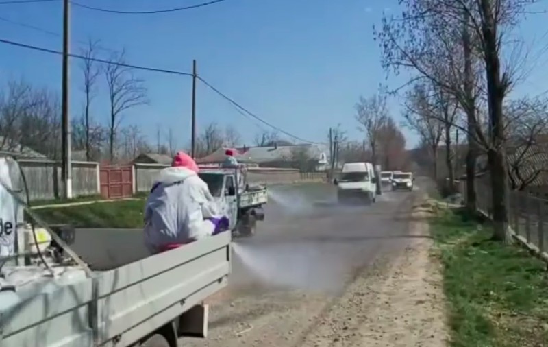 Culmea absurdului: Consiliul Județean Iași s-a apucat să dezinfecteze drumuri neasfaltate. Șeful CJ: “Dezinfectantul are efect și acolo”