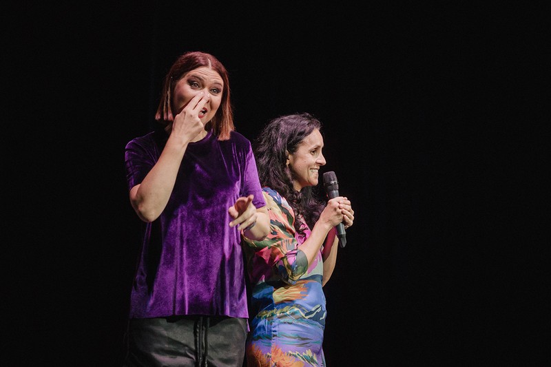 Interpretare în limba semnelor române la Gala de deschidere. Sursa foto: Larisa Baltă