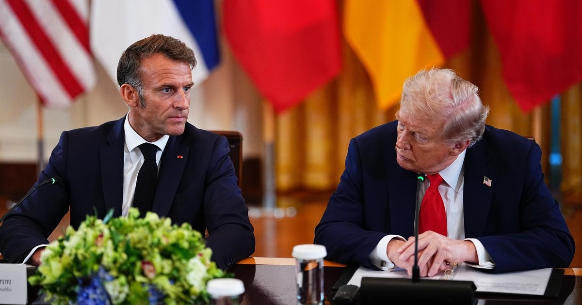 Emmanuel Macron (stânga) și Donald Trump (dreapta) surprinși în timpul discuțiilor de la Casa Albă - luni, 18 august 2025