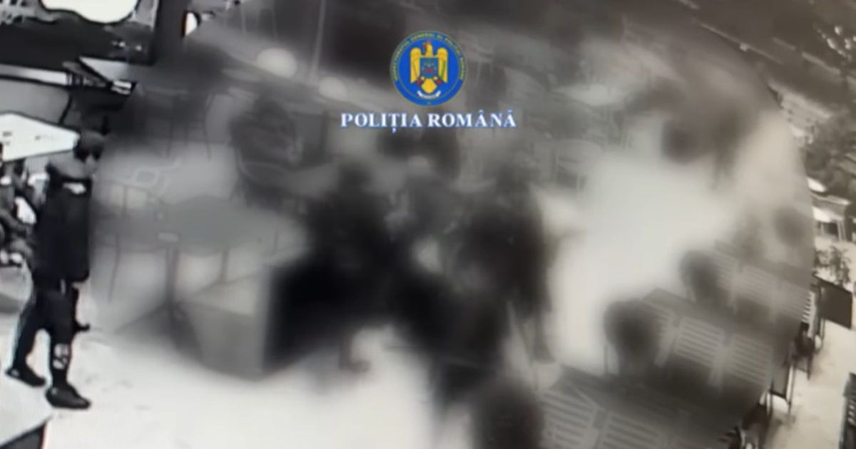 O bătaie între 11 tineri, la un centru comercial din Pitești, 10 ianuarie 2026. Imaginea are pe ea sigla Poliției Române, iar scena este blurată